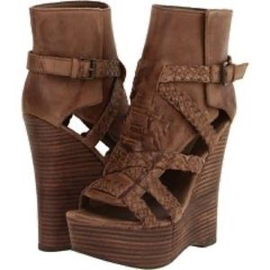 Mia Limited Edition Romanesque wedge sandal